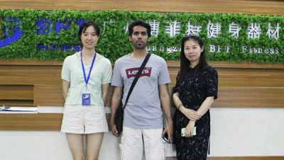 卡塔尔客户来中国采购蜜桃视频黄色视频健身房器材 
